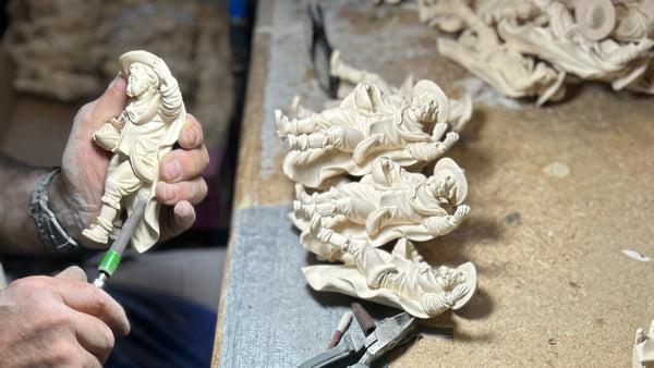 Wie werden Krippenfiguren aus Holz hergestellt?