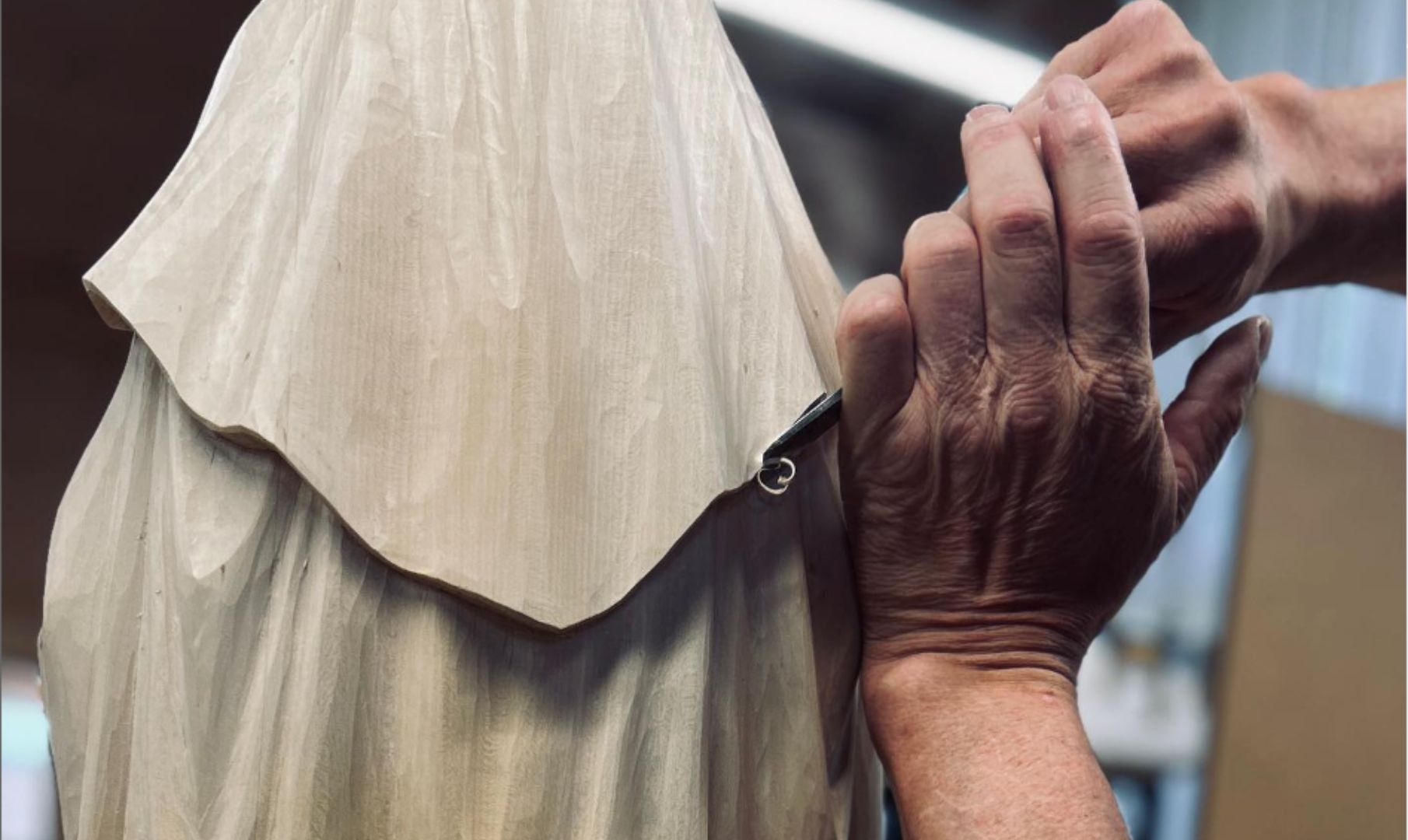 Wie hat sich die Krippenfigur aus Holz über Generationen verändert?