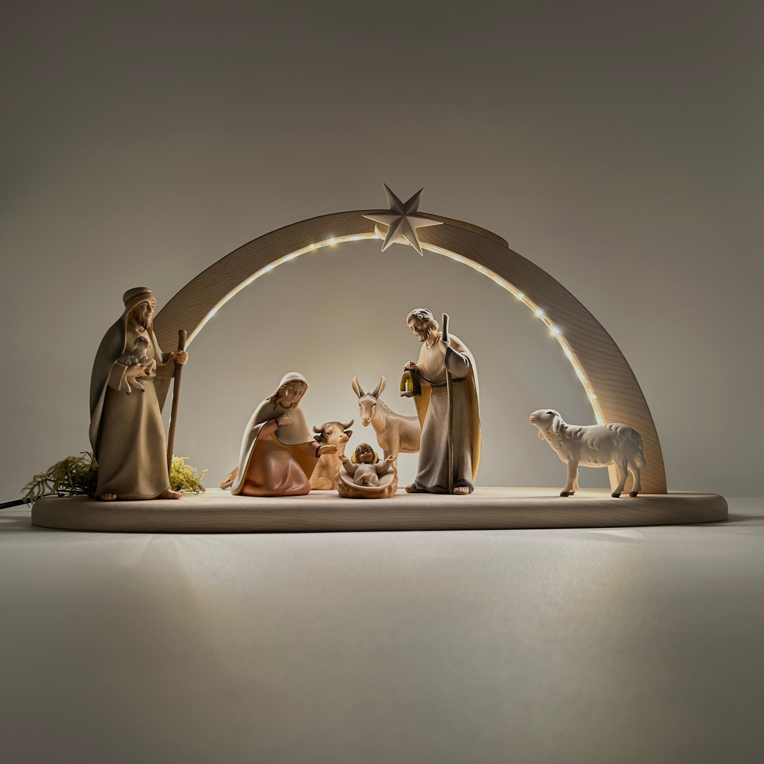 Krippenfiguren Set (7 Figuren) von Licht mit Stall