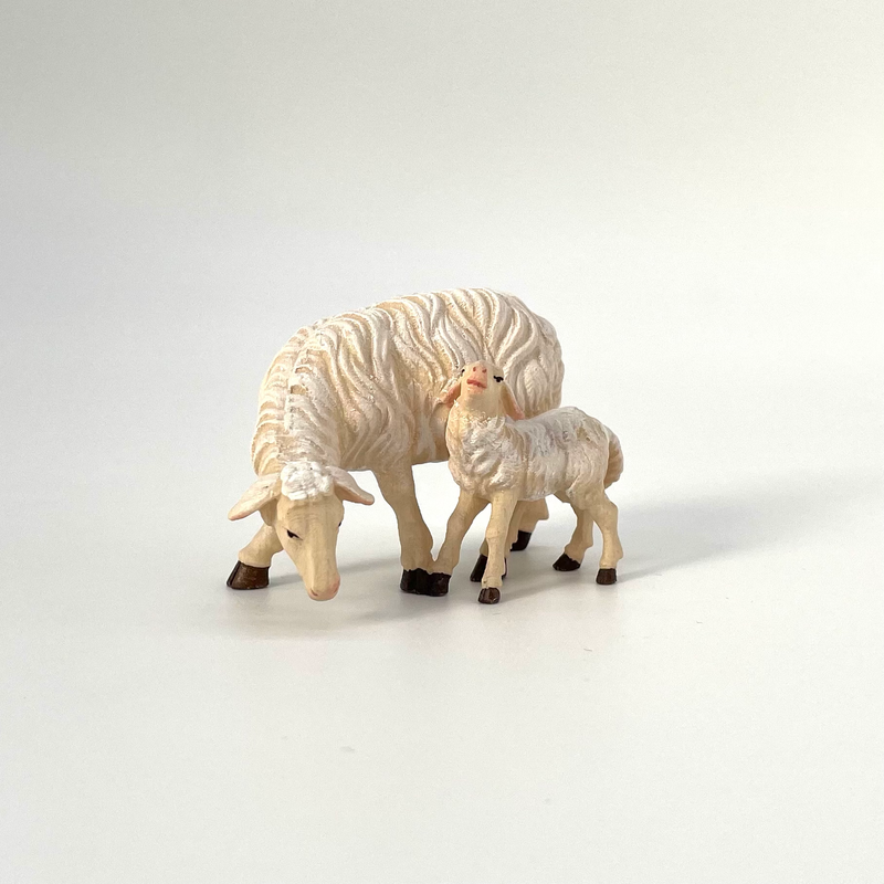 Schaf fressend und Lamm stehend Krippenfigur von Kostner